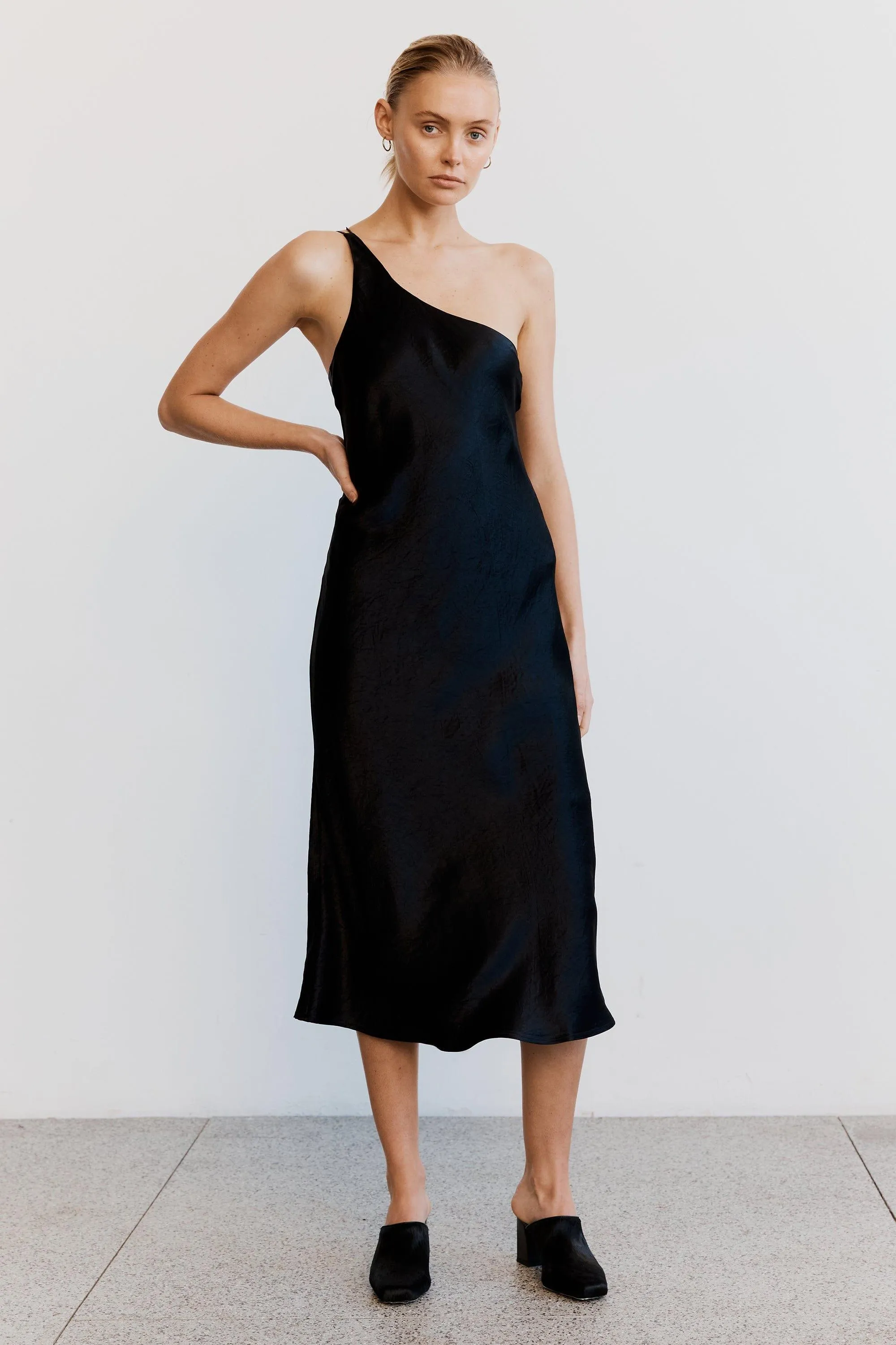 CRUSH BIAS ONE SHOULDER MIDI | BLACK