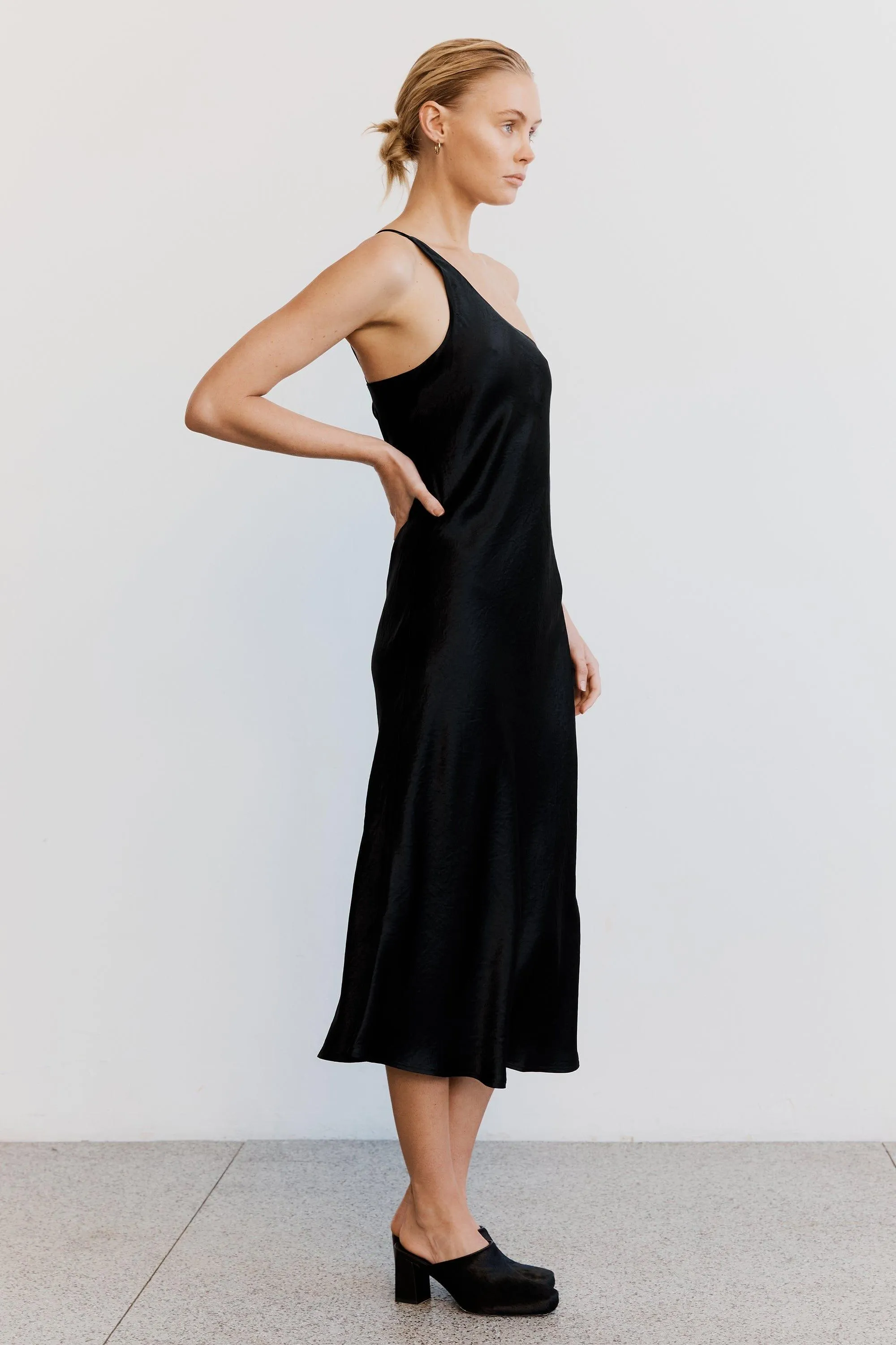 CRUSH BIAS ONE SHOULDER MIDI | BLACK