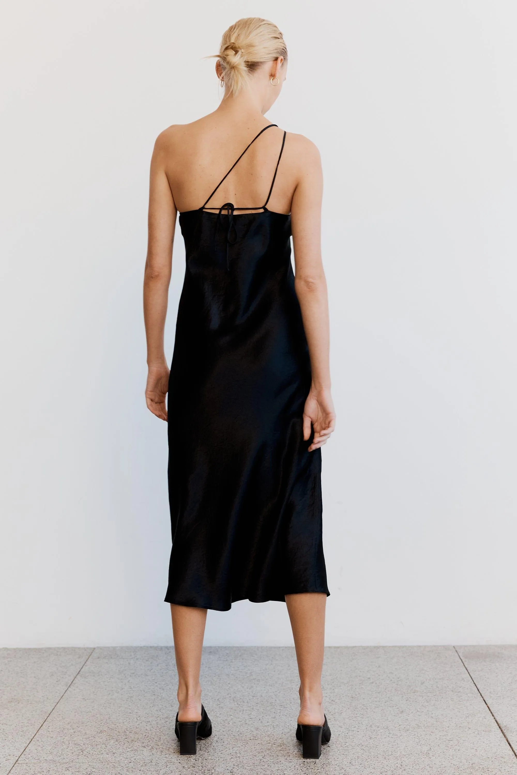 CRUSH BIAS ONE SHOULDER MIDI | BLACK