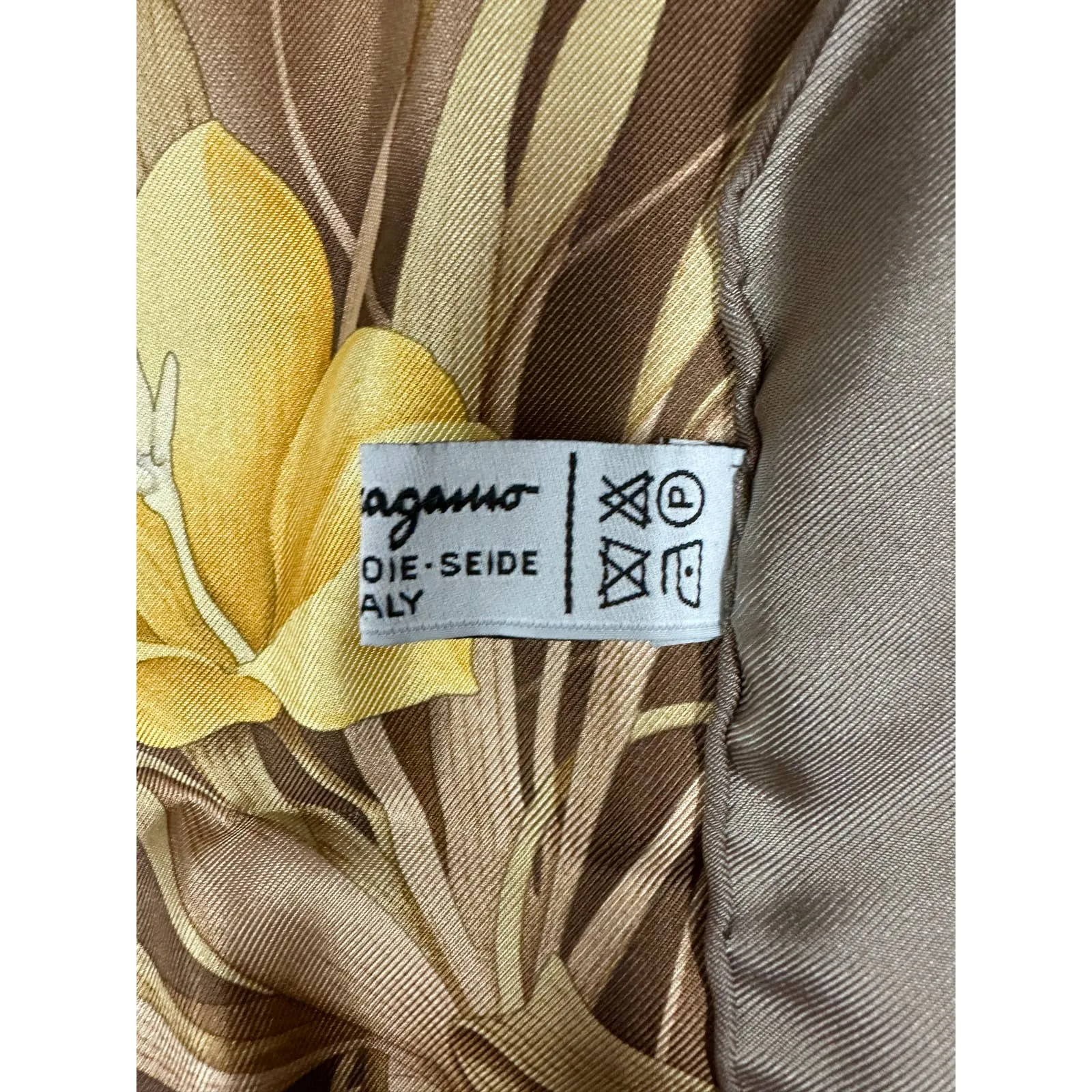 VTG NIB  Salvatore Ferragamo Womens 100% Silk Square Scarf Iris 34"
